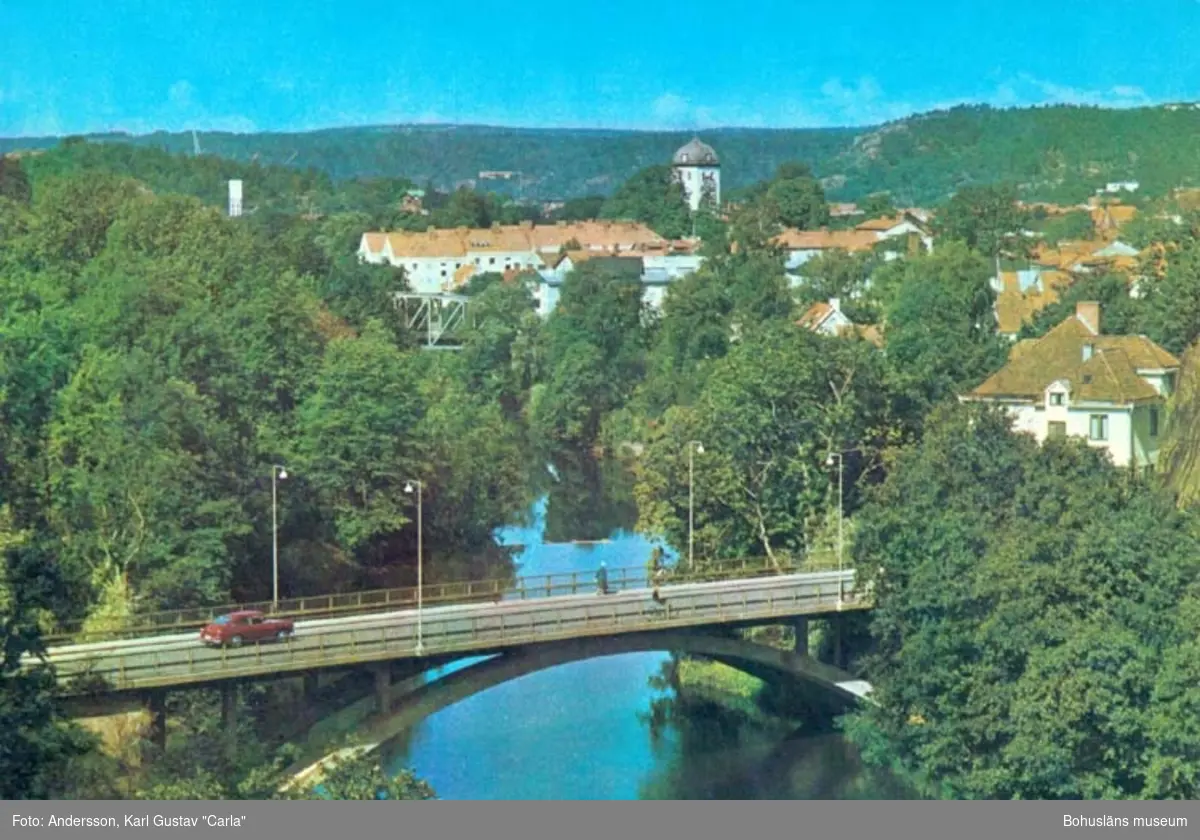 Tryckt text på kortet: "Uddevalla. Utsikt över Bäveån med Tureborgsbron i förgrunden."
Carla förlaget Lysekil, Tel. 0523/10919, 10320."
