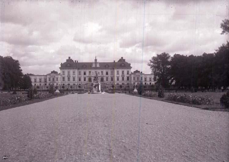 Enligt text som medföljde bilden: "Drottningholm, slottet. Sept. 1916".
