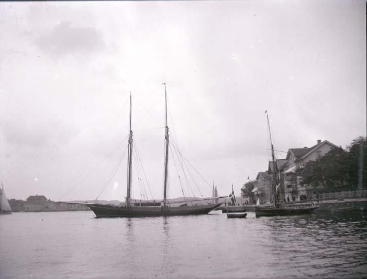 Enligt text som medföljde bilden: "Marstrand, Hamnen."