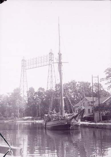Ett segelfartyg med vedlast vid kajen, Trollhätte kanal i juni 1910