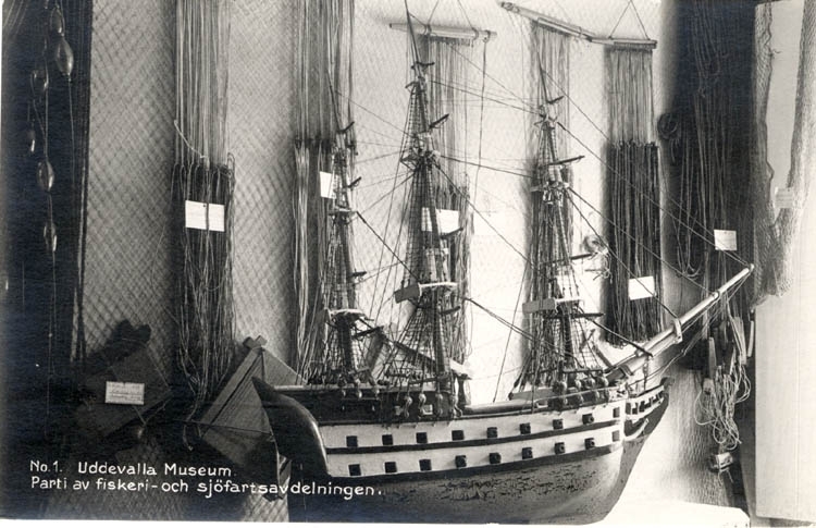 Vykort från Uddevalla museum.
"No.1. Uddevalla Museum. Parti av fiskeri- och sjöfartsavdelningen."