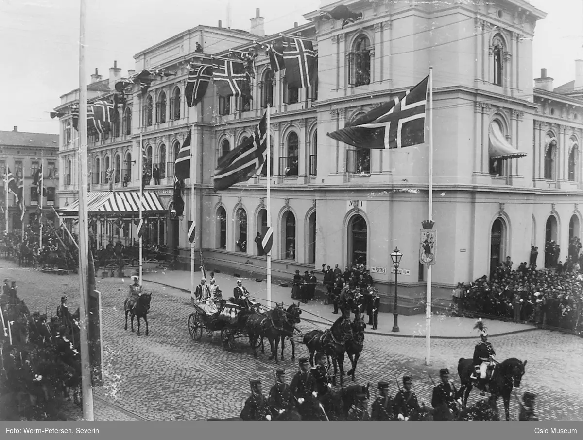 Oscar IIs regjeringsjubileum, opptog, hestekjøretøy, publikum, flagg, Østbanestasjonen