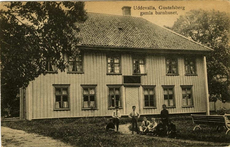 Tryckt text på vykortets framsida: "Uddevalla, Gustafsberg gamla barnhuset."