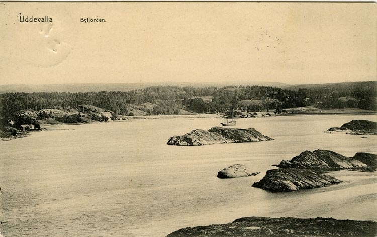 Tryckt text på vykortets framsida: "Uddevalla, Byfjorden."