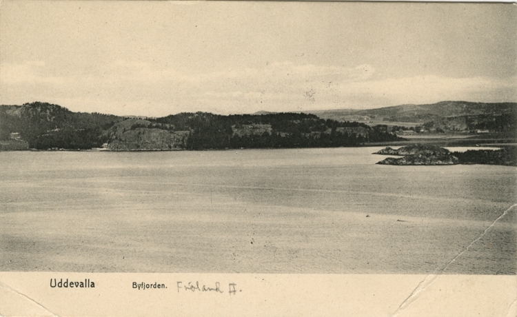 Tryckt text på vykortets framsida: "Uddevalla, Byfjorden."
Handskriven text på vykortets framsida: "Fröland A."