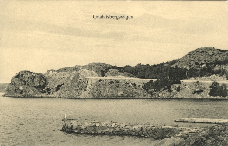 Tryckt text på vykortets framsida: "Gustafsbergsvägen."
