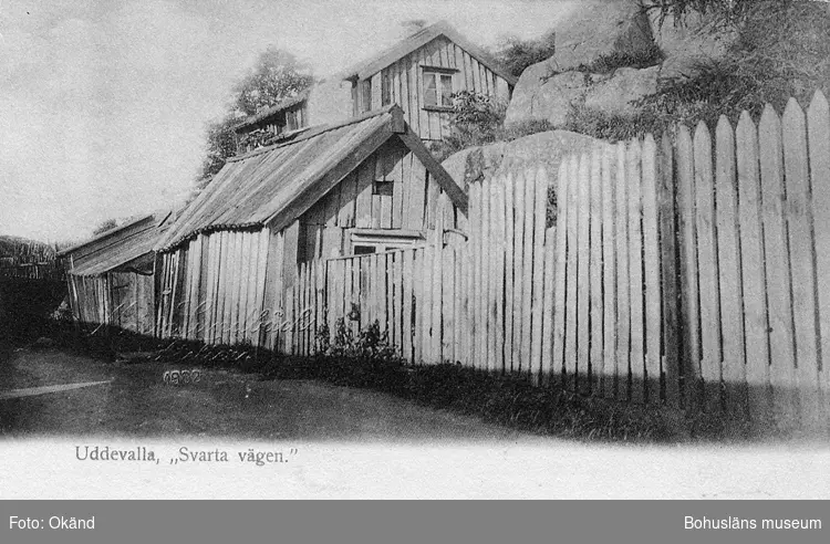 Tryckt text på vykortets framsida: "Uddevalla. Svarta Vägen."