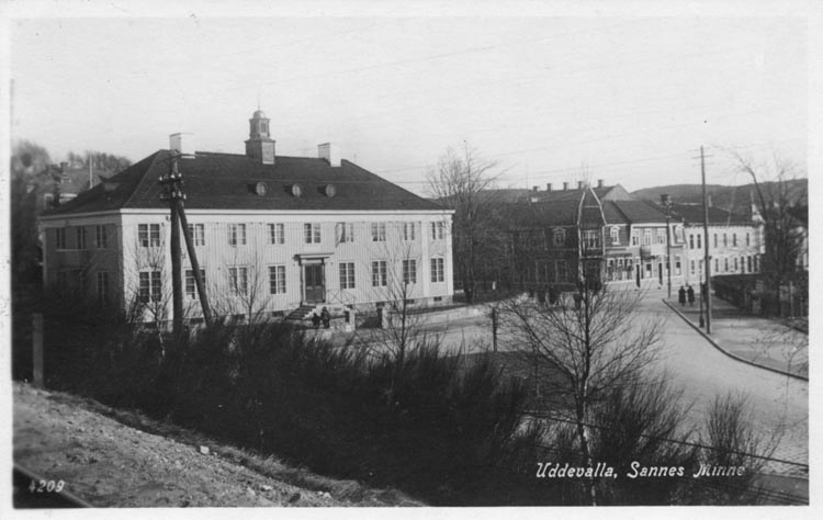 Tryckt text på vykortets framsida: "Uddevalla. Sannes Minne."
