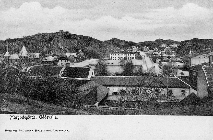 Tryckt text på vykortets framsida: "Magretegärde, Uddevalla".


