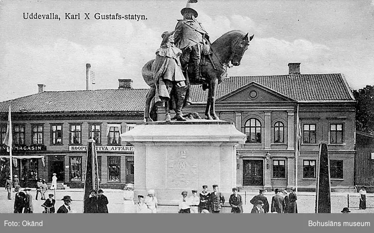 Tryckt text på vykortets framsida: "Uddevalla, Carl X Gustafs statyn".
