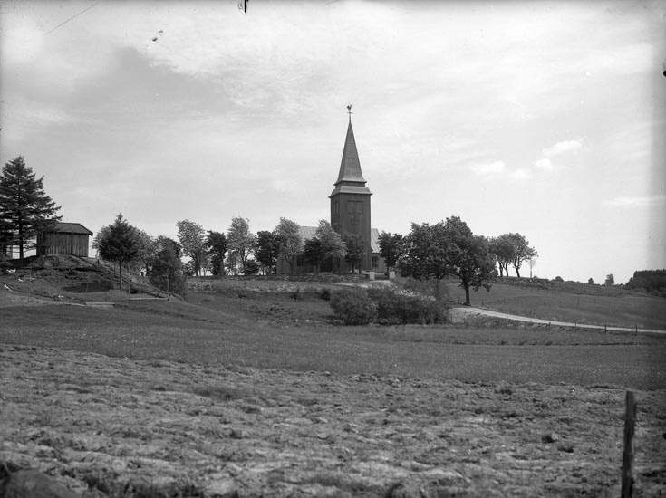 Enligt medföljande noteringar: "1941. 8. Hede Kyrka taget i Juni 1941 onsdagen 18-
Kyrka i Bohuslän. Här verkar det som om han var gråvar visst det en tid."

Uppgifter från Munkedals HBF: "Kyrkan stod länge omålad."