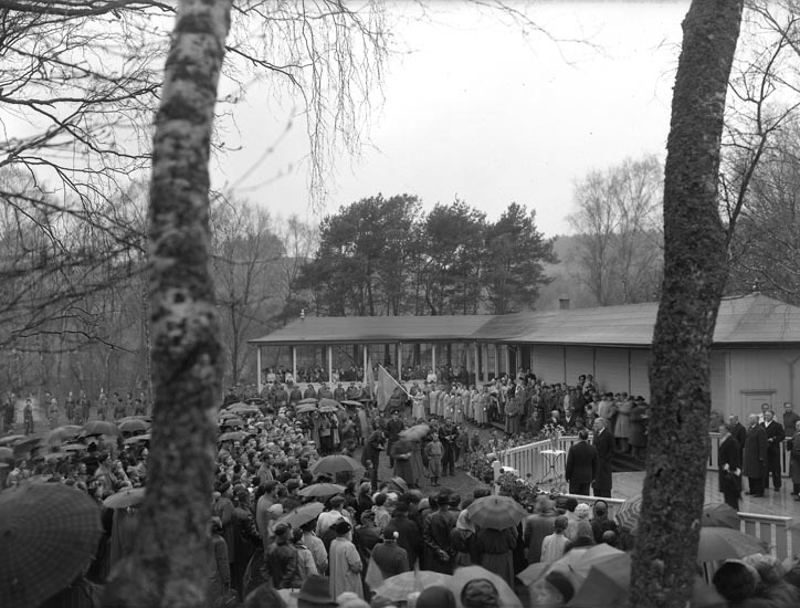 Text som medföljde bilden: "1955 Kungens besök i Munkedals Folkpark- Gustaf den 6."

Uppgifter från Munkedals HBF: "I samband med kungens Eriksgata".