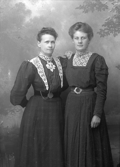 Enligt fotografens journal Lyckorna 1909-1918: "Andersson, Fr. Berta Ucklum".