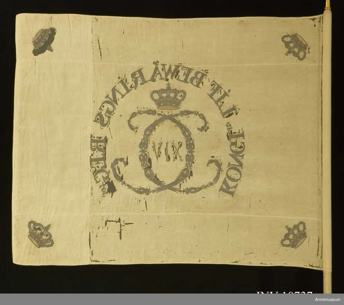 Grupp B.

Carl XIV Johans namnchiffer bildat av småornament. I hörnen kungliga kronor.
