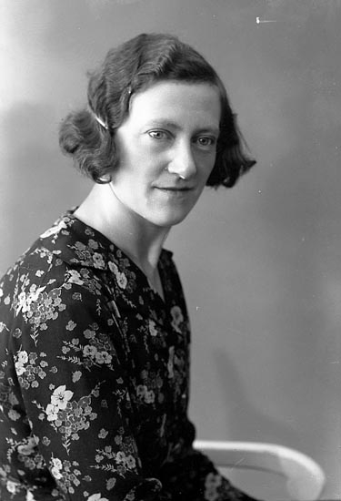 Enligt fotografens journal nr 6 1930-1943: "Olsson, Olga adr. Sandberg Här".
