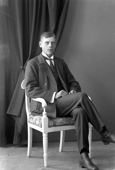 Enligt fotografens journal nr 3 1916-1917: "Johansson, Arvid Övra Röra Spekeröd".
