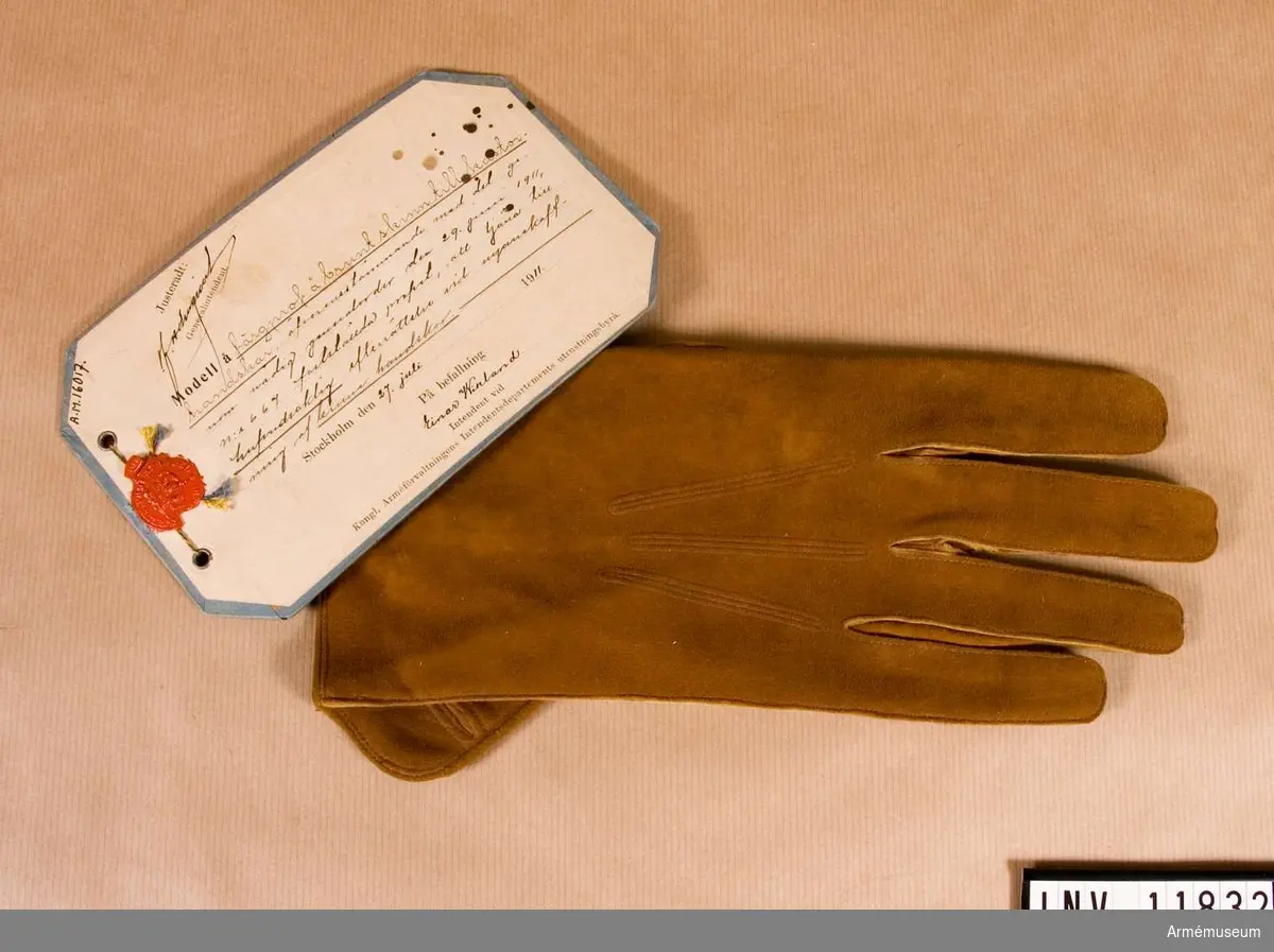 Grupp C I.
Färgprov m/1911 å brunt skinn till kastorshandskar att tjäna till huvudsaklig efterrättelse vid anskaffning av bruna handskar. Högerhandske. 