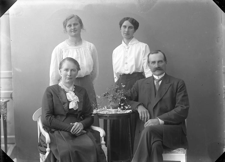 Enligt fotografens journal nr 4 1918-1922: "Larsson, Leander, Herr Uppegård, Här".