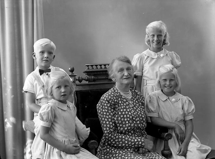 Enligt fotografens journal nr 7 1944-1950: "Svensson, Fru Brita, Spaldingsg. 1 Gbg".