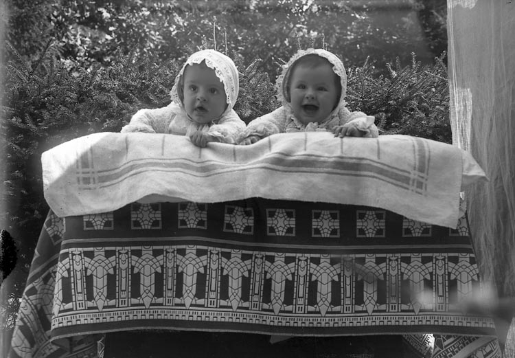Enligt fotografens journal Lyckorna 1909-1918: "Byttners barnen Lyckorna".