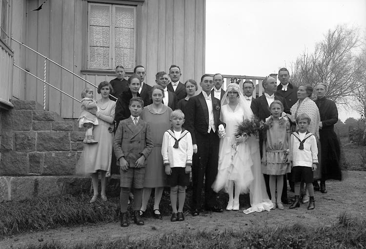 Enligt fotografens journal nr 5 1923-1929: "Karlsson, Oskar Näs Ödsmål i bröllopsgården".