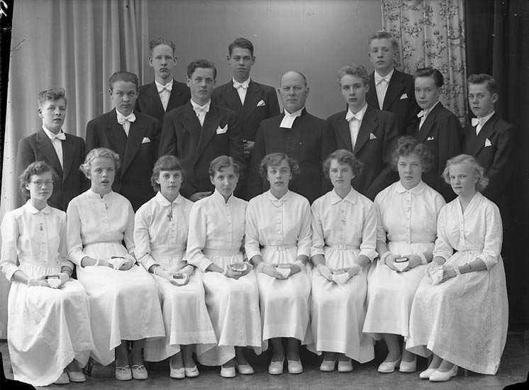 Enligt fotografens journal nr 8 1951-1957: "Konfirmander Pastor Hjalmarsson Norum".