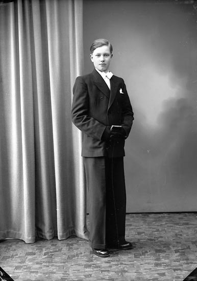 Enligt fotografens journal nr 7 1944-1950: "Olsson, Kurt Kyrkenorum Här".
