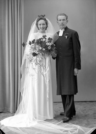 Enligt fotografens journal 7 1944-1950: "Amundsson, Pastor Svedahl, Hour Här".