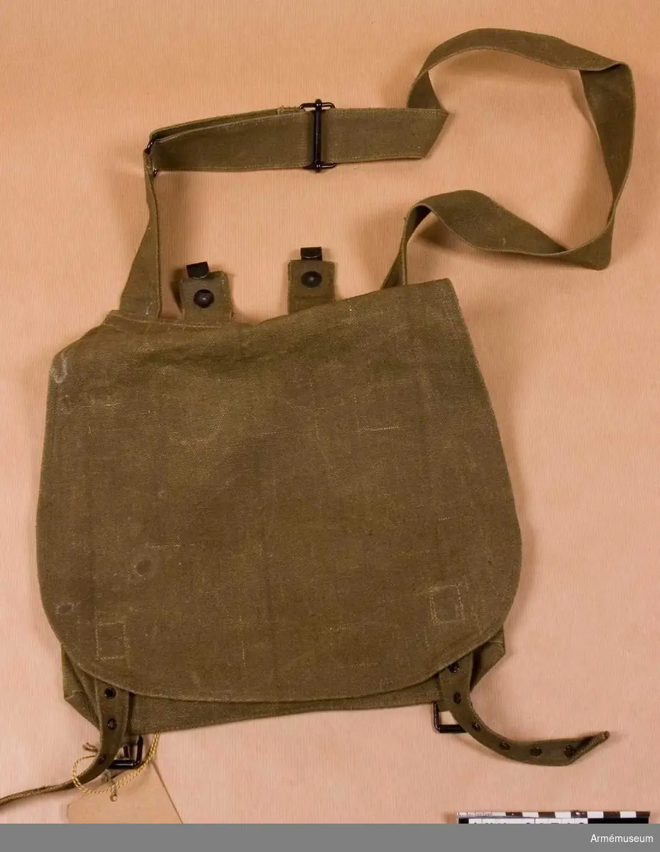 Grupp C II
Mattorinst, även kallad brödväska, av grönt tyg med två järn- krokar för att hänga väskan på bälte. Två innerfickor. Axelgehäng av samma tyg mer järnspänne och ring.
