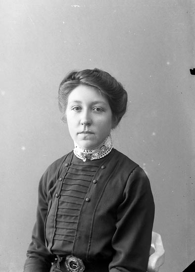 Enligt fotografens journal nr 2 1909-1915: "Andersson, Hanna, Askerön".