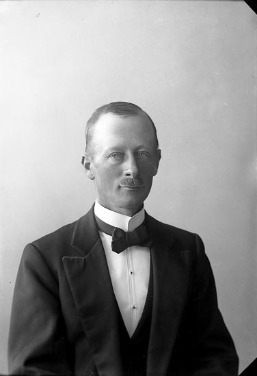Enligt fotografens journal nr 4 1918-1922: "Enander, Rudolf Assmundtorp, Säfve".