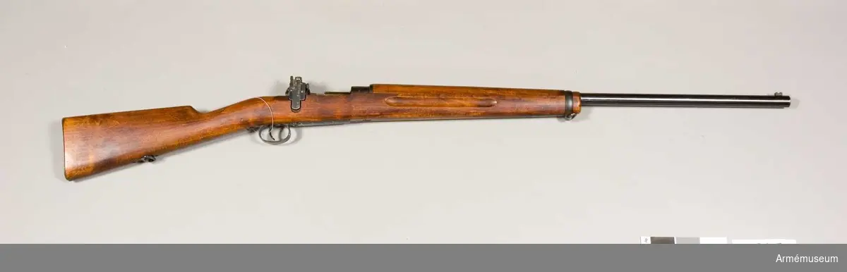 Grupp E II f.

7,9 mm gevär fm/1923 med diopter. I huvudsak som 22336, med kaliber 7,9 mm, och sannolikt kamrat för den tyska 8 mm patronen m/1888 med kula m/1906, "S-kulan". På lådans vänstra kant står 7,9 s, liksom även på hävarmsknappen. På bakplåtens fink är numret 331 inslaget.