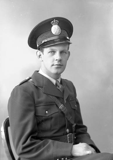 Enligt fotografens journal nr 7 1944-1950: "Eriksson, Herr Bertil Här".