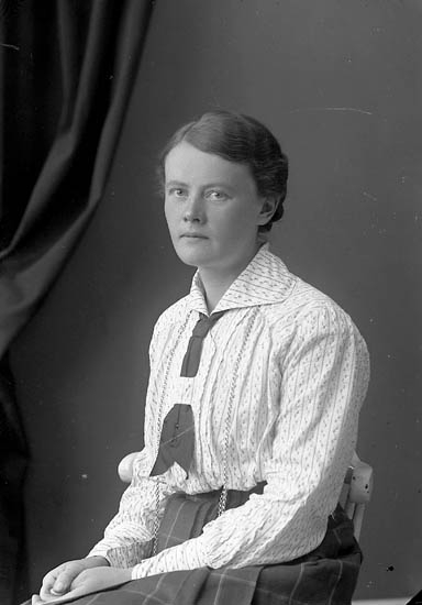 Enligt fotografens journal nr 3 1916-1917: "Olsson, Olga Järnklätt Här".