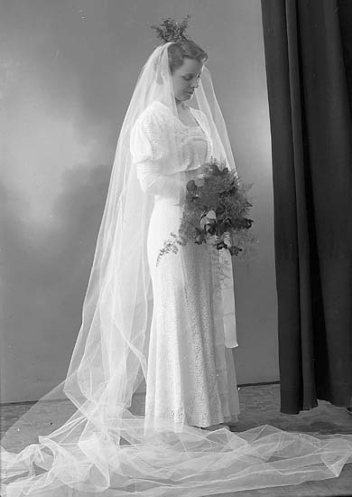 Enligt fotografens journal nr 6 1930-1943: "Larsson, Herr Einar Hjälmarne Här bruden".