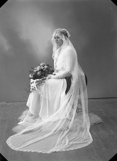 Enligt fotografens journal nr 6 1930-1943: "Berntsson, Fru Annie Lugnet, Ödsmål".