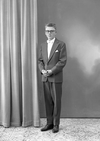 Enligt fotografens journal nr 8 1951-1957: "Johansson, Kenth Stenungsund".