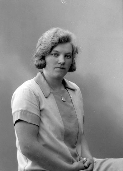 Enligt fotografens journal nr 6 1930-1943: "Olsson, Ester Bråland, Hjälteby".