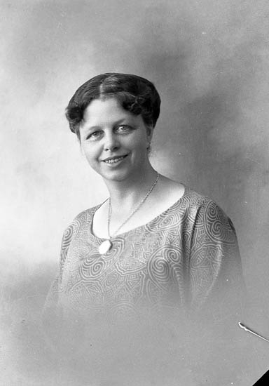 Enligt fotografens journal nr 5 1923-1929: "Enander, Fru Helga Göteborg".