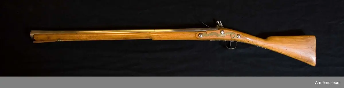 Grupp E XIV.
Loppets relativa längd är 19 kal.Afrikanskt gevär med flintlås i form av trompon eller ströbössa. Barker.På pipan och kolven står nummer 234. 