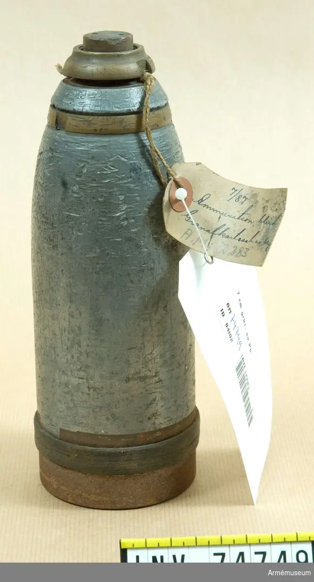 Grupp F.IV.
Granatkartesch av bly, blindammunition till 7 cm kanon m/1887. Med utdragsbygel.