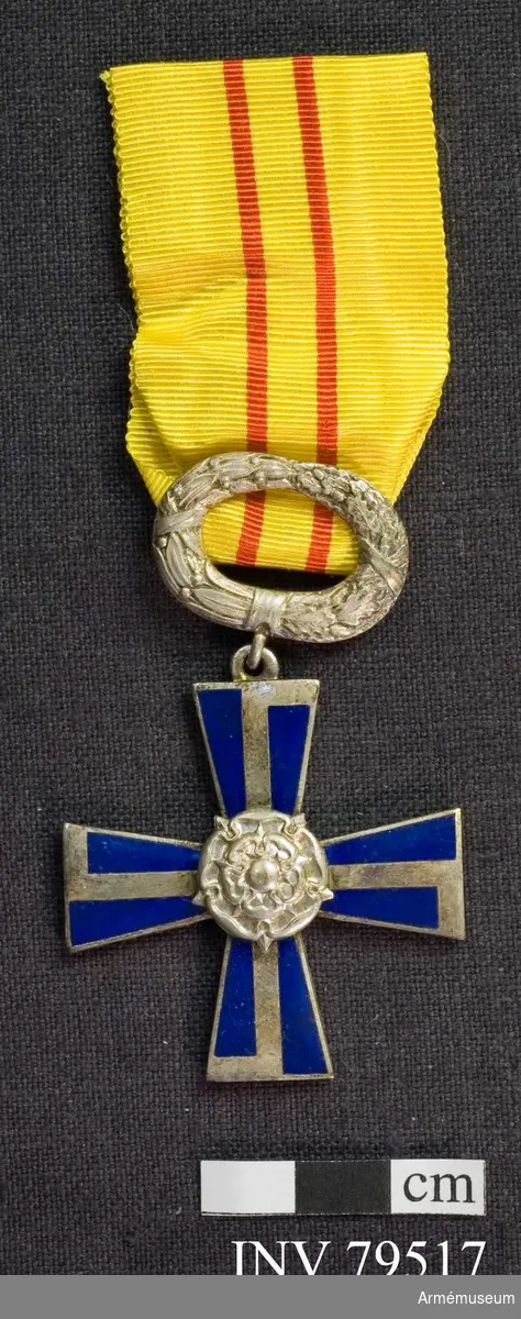 Ordenskors med årtalet 1941, Krans med lager och eklöv Band, gult med röda ränder. 
För riddare,civil, IV.klass, av finska frihetskorset.