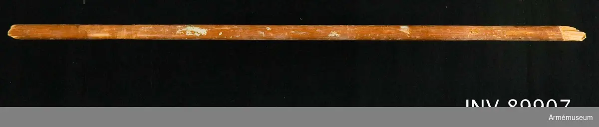 Brunröd lasyr. Avsågad av utställningstekniska skäl under 1800-talet.