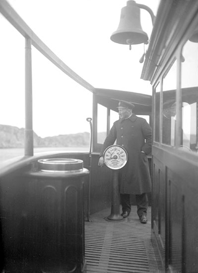 April 1924. Kapten Johansson (kallas "Förnäsan") ombord på ångaren "Bohuslän."