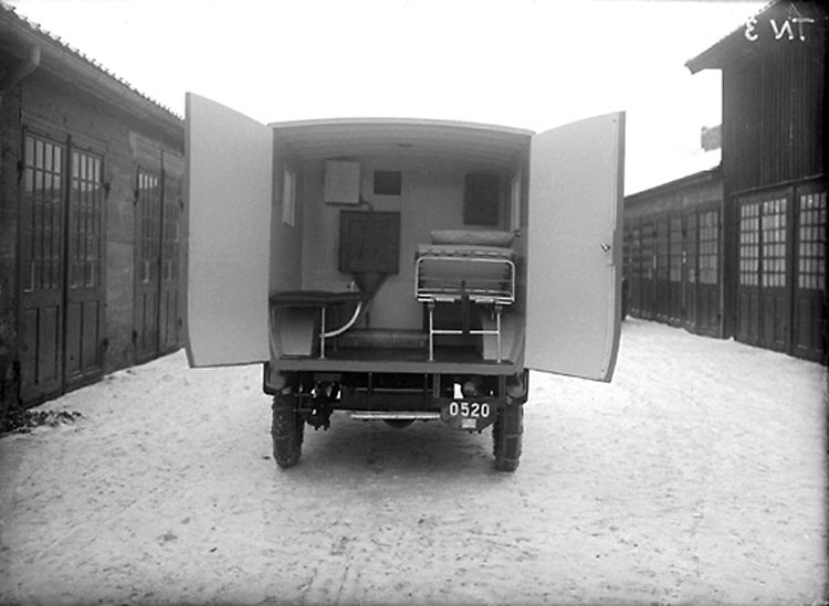 Enligt senare noteringar: "Ambulans: Göteborgs och Bohusläns sjuktransportbil år 1925"
