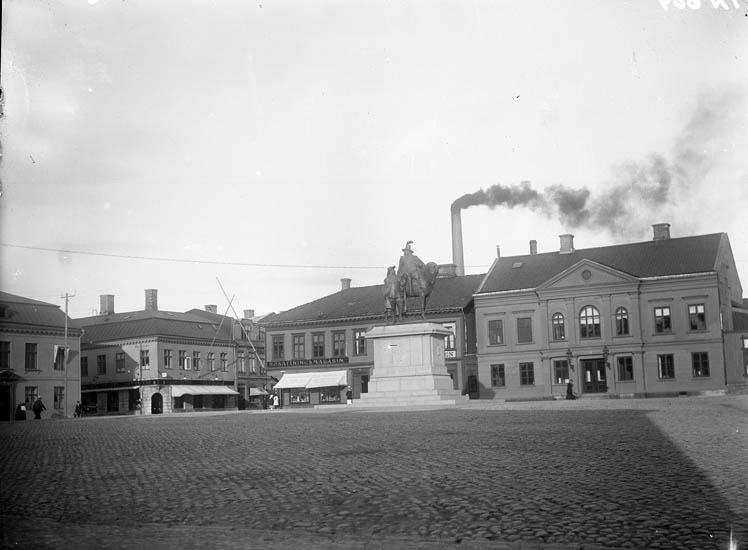 Enligt tidigare noteringar: "Kungsgorget Uddevalla nordöstra delen. Statyn över Karl X Gustaf och Erik Dahlberg från 1915."