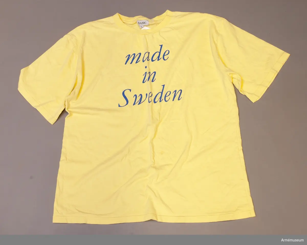 Gul t-tröja med texten "Made in Sweden"