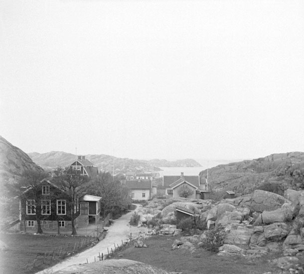 (Stereo karta XX) Utsikt från Rönnängs kapell mot Rönnängs samhälle. 18 Maj 1930.