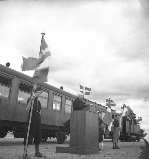Text till bilden: "Invigning av Grötöbanan. 1946.06".



