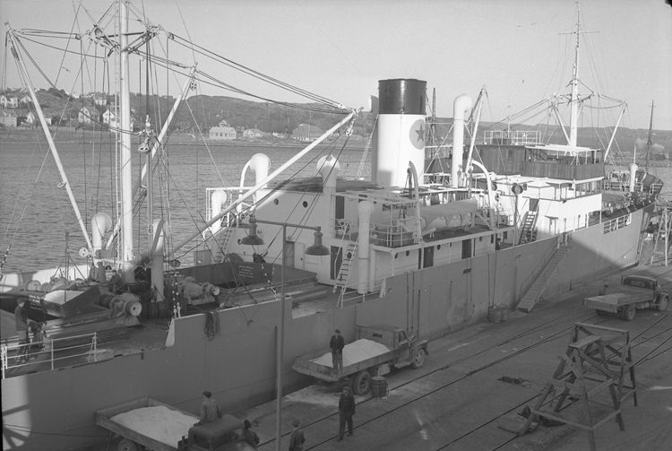 Text till bilden: "Båten Gedynia av Gbg vid Grötö kaj. 1950.10.19"












i